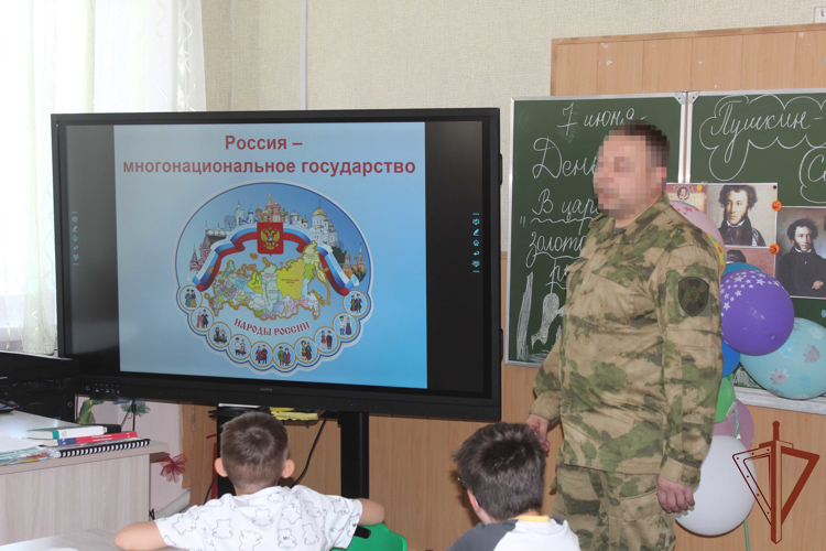 Посвященный Дню России урок мужества провели росгвардейцы в Херсонской области
