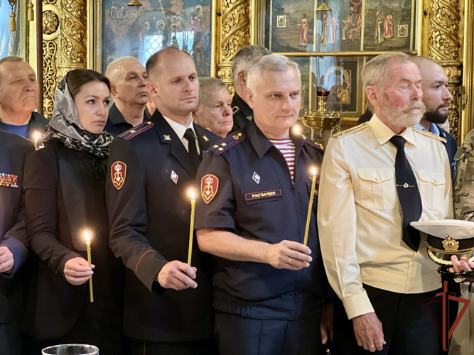 Сотрудники Росгвардии приняли участие в старте мемориальной акции «Свеча Памяти» в Москве