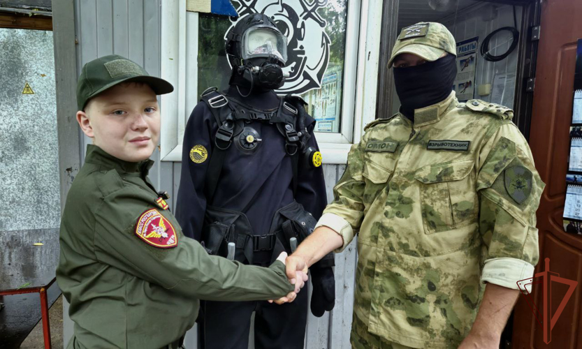 Сотрудники московского ОМОН Росгвардии провели экскурсию для кадета из Кемерово
