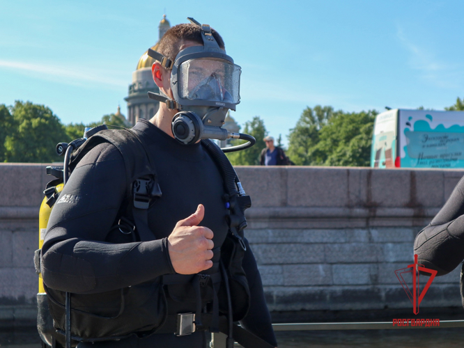 Росгвардейцы обнаружили затонувший ретроавтомобиль на дне Невы в Санкт-Петербурге (видео)