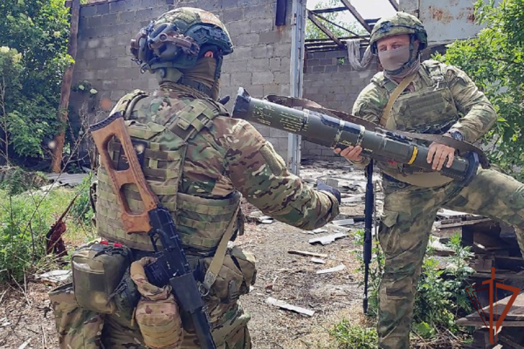 Росгвардейцы совместно с сотрудниками военной контрразведки ликвидировали схрон с оружием иностранного производства в ДНР (видео) 