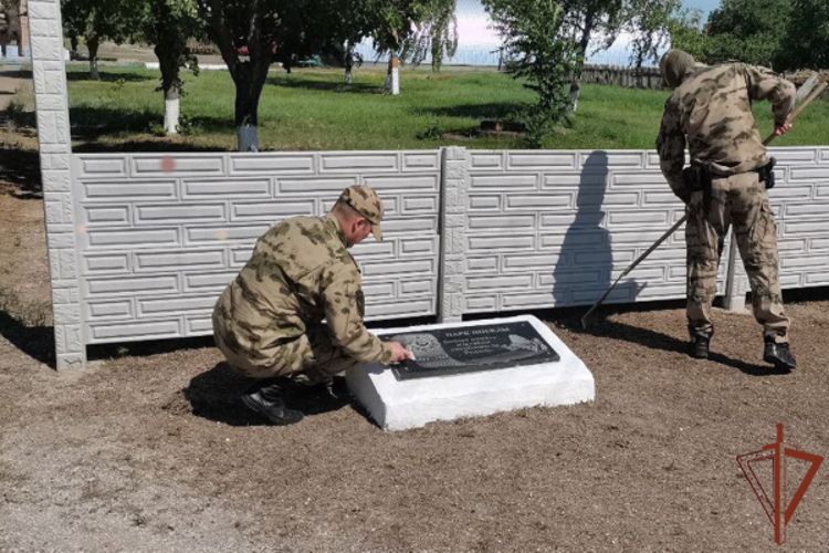 Накануне Дня России росгвардейцы привели в порядок мемориалы памяти в Херсонской и Запорожской областях