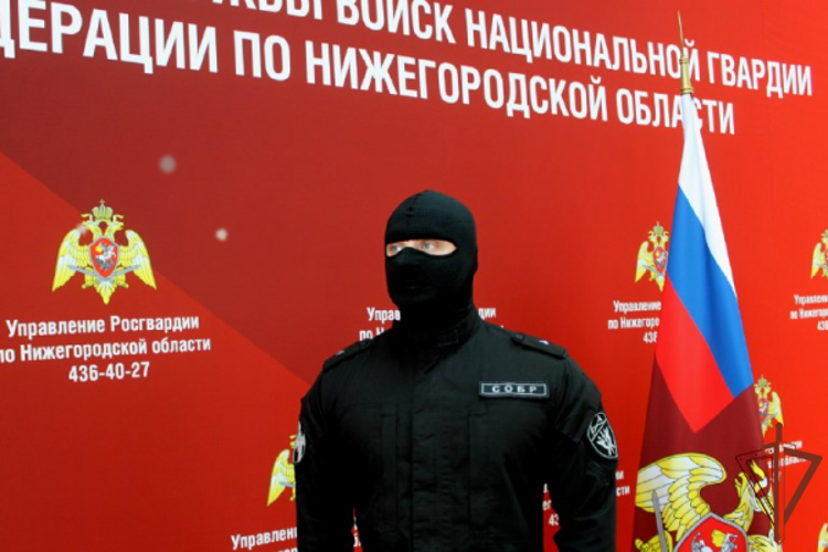 Спецназовец Росгвардии спас застрявшего в траволаторе торгового центра ребенка в Нижегородской области (видео)