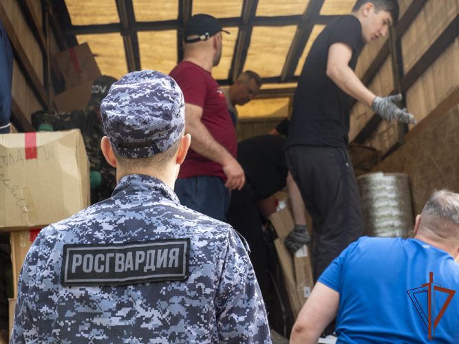 Сотрудники Росгвардии в Санкт-Петербурге собрали и направили гуманитарную помощь жителям ДНР
