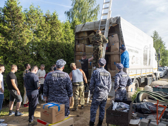 Сотрудники Росгвардии в Санкт-Петербурге собрали и направили гуманитарную помощь жителям ДНР
