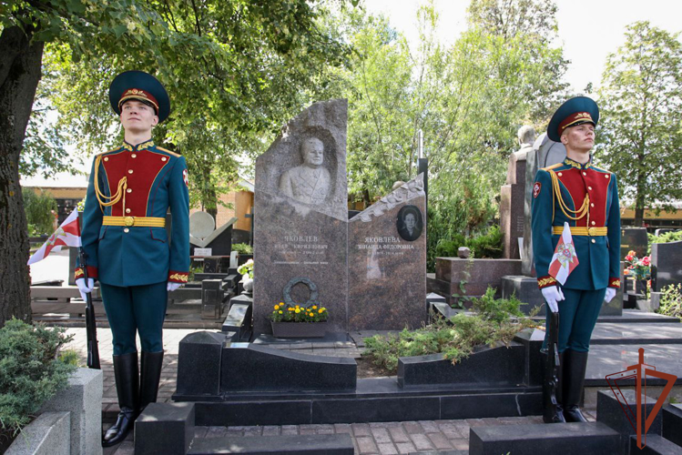 Росгвардейцы почтили память участников Великой Отечественной войны на Троекуровском кладбище