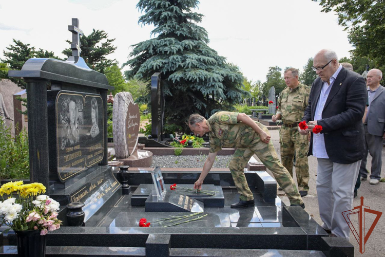 Росгвардейцы почтили память участников Великой Отечественной войны на Троекуровском кладбище