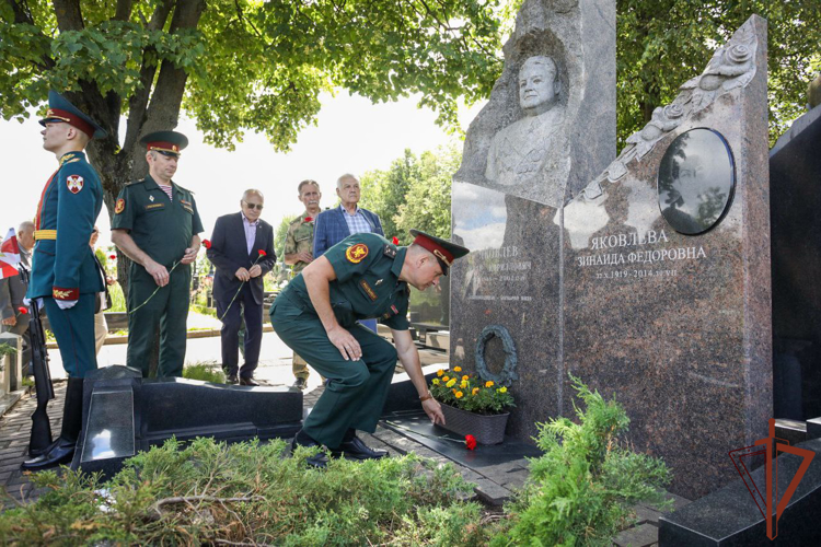 Росгвардейцы почтили память участников Великой Отечественной войны на Троекуровском кладбище