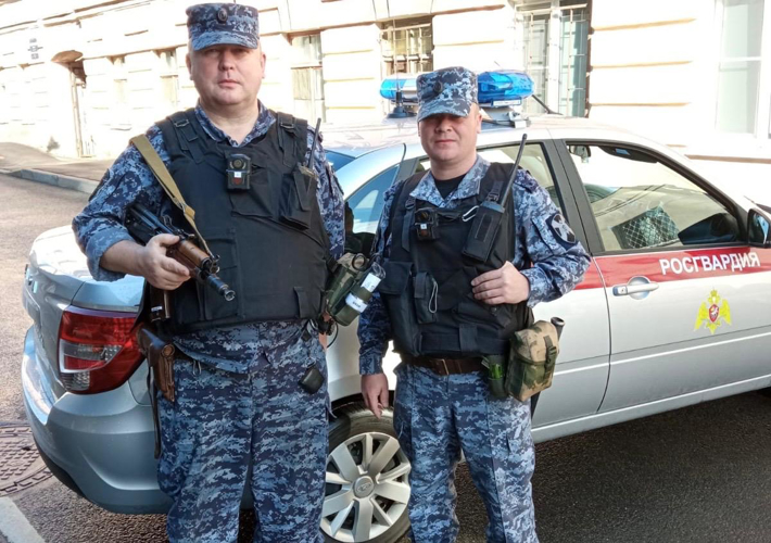 Наряд Росгвардии нашел и передал родителям потерявшегося мальчика в Санкт-Петербурге