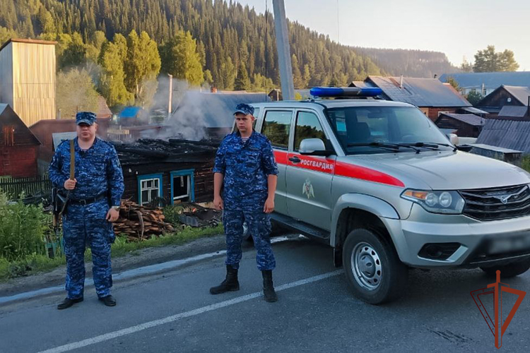 Росгвардейцы спасли людей из горящего дома в Кузбассе