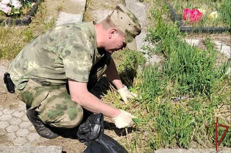 Военнослужащие Росгвардии облагородили места захоронений участников Великой Отечественной войны в Ангарске