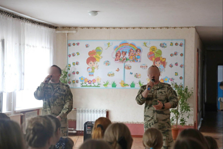 Росгвардейцы поздравили детей с праздником в ЛНР