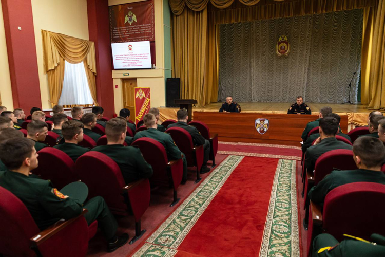 Генерал-полковник полиции Анатолий Маликов провел занятие для выпускников Санкт-Петербургского военного института Росгвардии