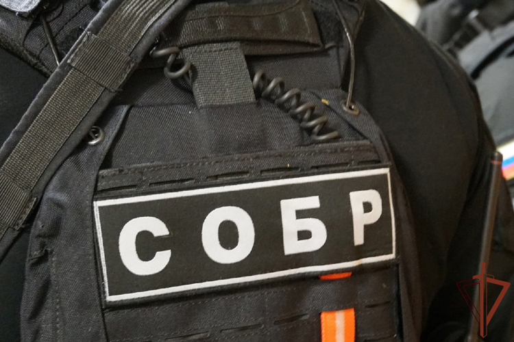 Спецназ Росгвардии задержал в Москве подозреваемых в мошенничестве (видео)
