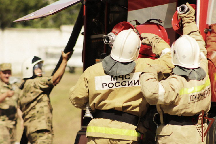 Росгвардейцы совместно со спасателями провели пожарно-тактическое занятие в Тольятти