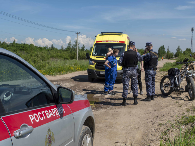 Сотрудники Росгвардии в Санкт-Петербурге пришли на помощь упавшему с электровелосипеда мужчине (видео)