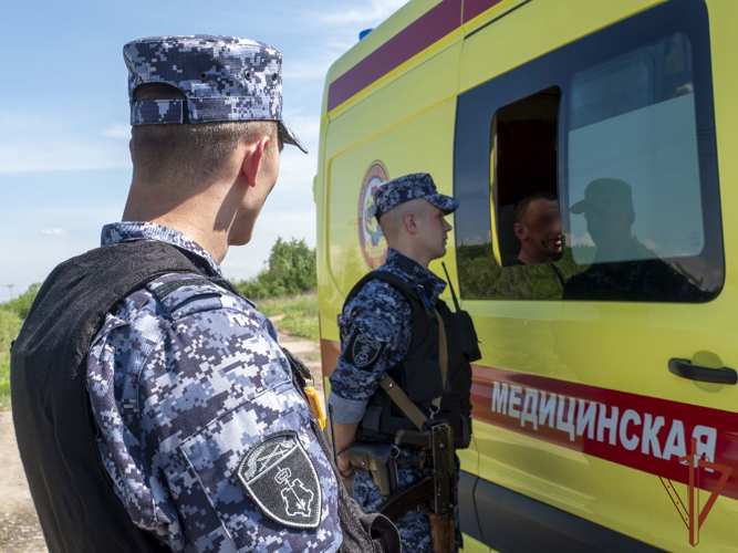 Сотрудники Росгвардии в Санкт-Петербурге пришли на помощь упавшему с электровелосипеда мужчине (видео)