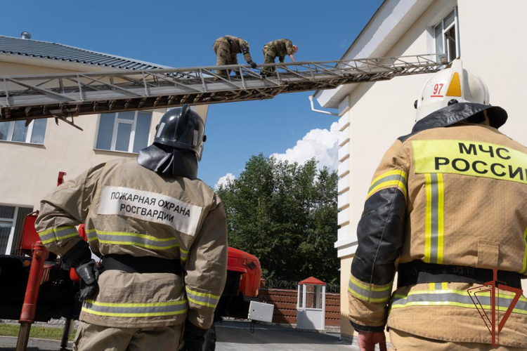 В Екатеринбурге прошла совместная тренировка Росгвардии и МЧС 
