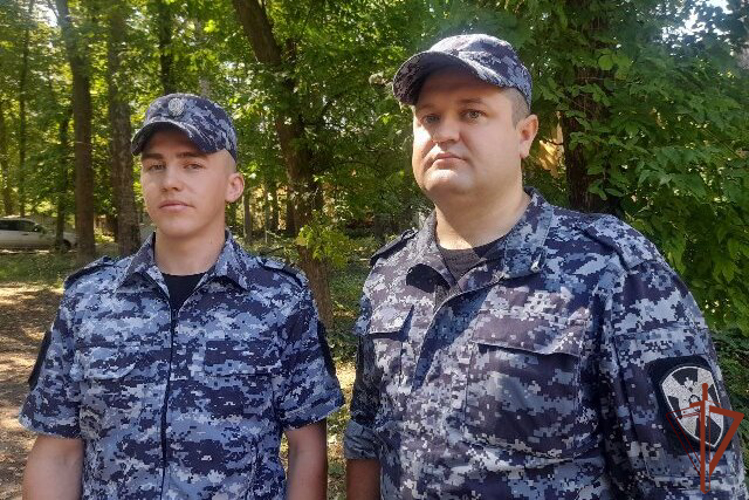 Росгвардейцы в Нижнем Новгороде спасли жизнь упавшей с самоката девушке
