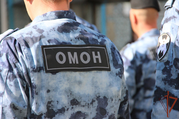 В Саратове при силовой поддержке бойцов ОМОН Росгвардии задержаны подозреваемые в организации незаконной миграции