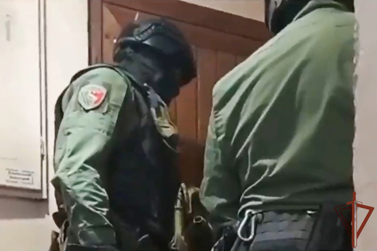 В Ленинградской области при содействии СОБР Росгвардии пресечен канал незаконной миграции иностранных граждан (видео)