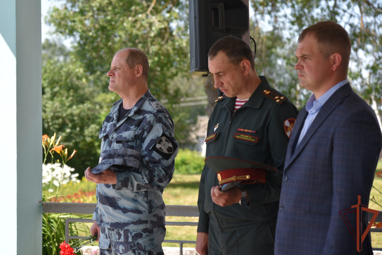 Мемориальную доску погибшему сотруднику Росгвардии открыли в Удмуртии