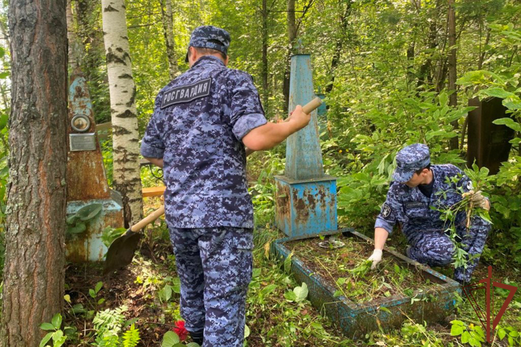 Росгвардейцы облагородили места захоронений участников Великой Отечественной войны в Томске