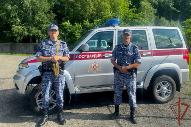 Росгвардейцы в Горно-Алтайске пришли на помощь потерявшему сознание прохожему 