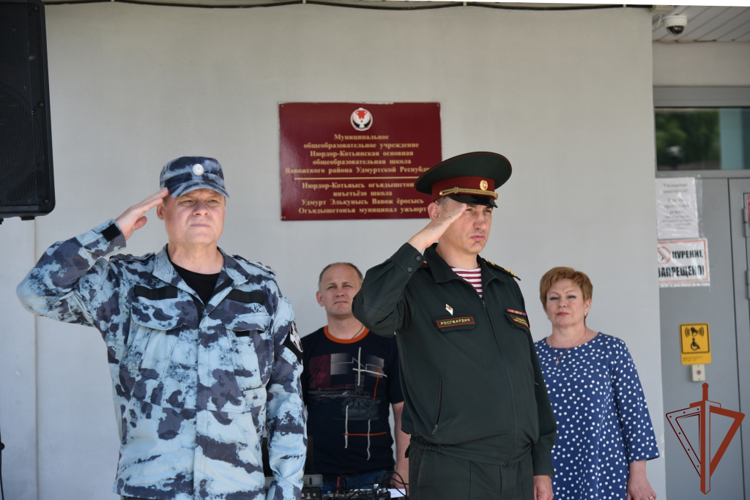 Мемориальную доску погибшему сотруднику Росгвардии открыли в Удмуртии