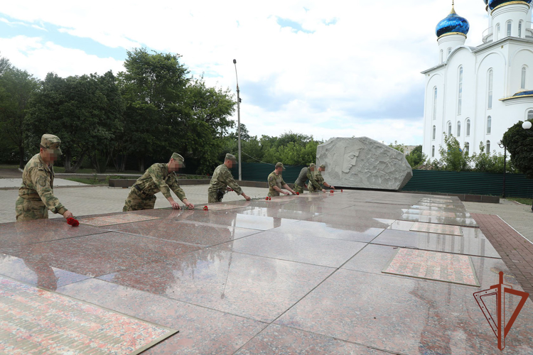 В Луганской Народной Республике военнослужащие и сотрудники Росгвардии почтили память партизан и подпольщиков, защищавших страну в годы ВОВ