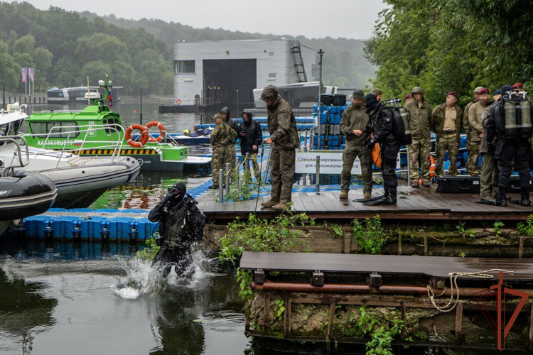 Спецназовцы Росгвардии вместе с белорусскими коллегами провели тренировку в акватории Москвы-реки (видео)