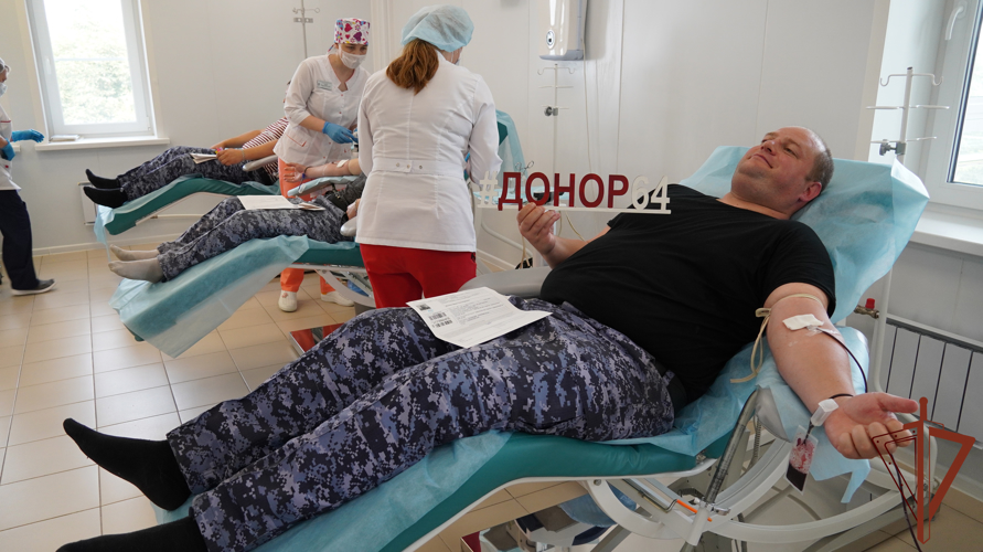 В Саратове сотрудники Росгвардии поддержали ведомственную акцию «От сердца к сердцу»