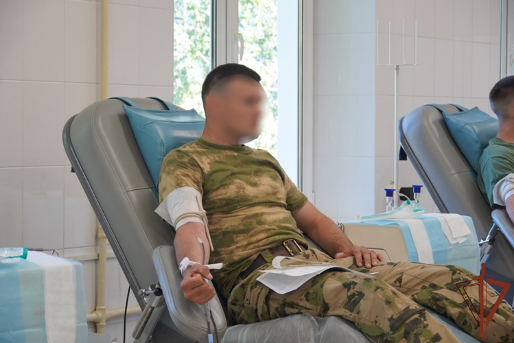 В Чебоксарах росгвардейцы поддержали ведомственную акцию «От сердца к сердцу»
