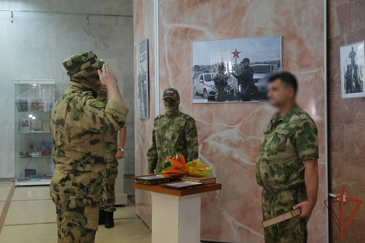 В День фотографа росгвардейцы организовали выставку в Луганске