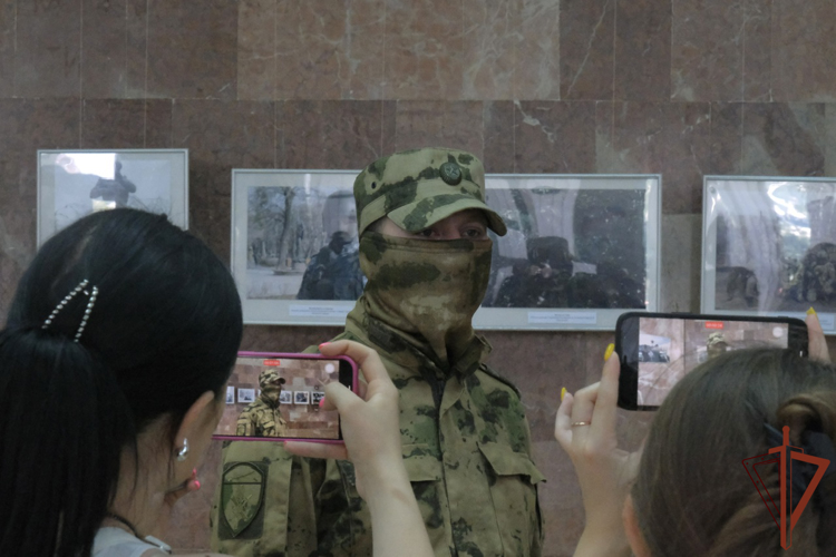В День фотографа росгвардейцы организовали выставку в Луганске