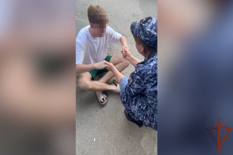 Росгвардейцы в Москве оказали помощь молодому человеку с панической атакой (видео)