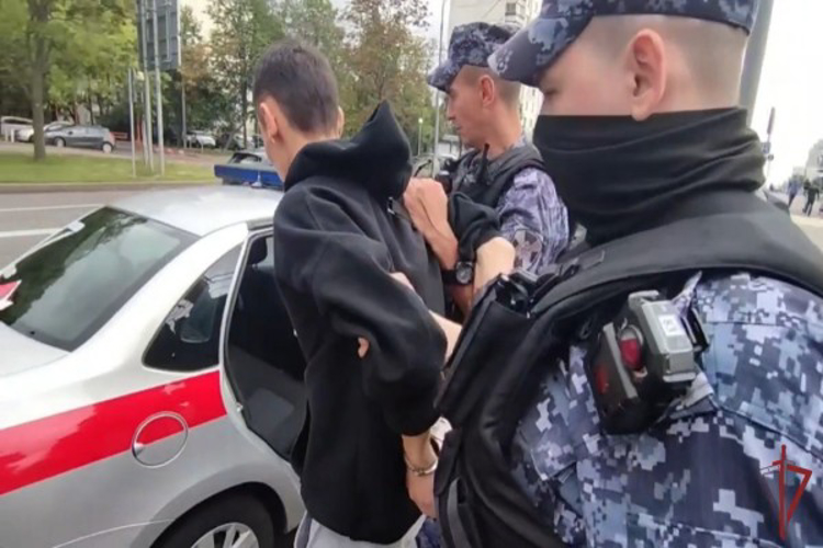 Сотрудники Росгвардии в Москве задержали мужчину, напавшего на жену с ножом   (видео)