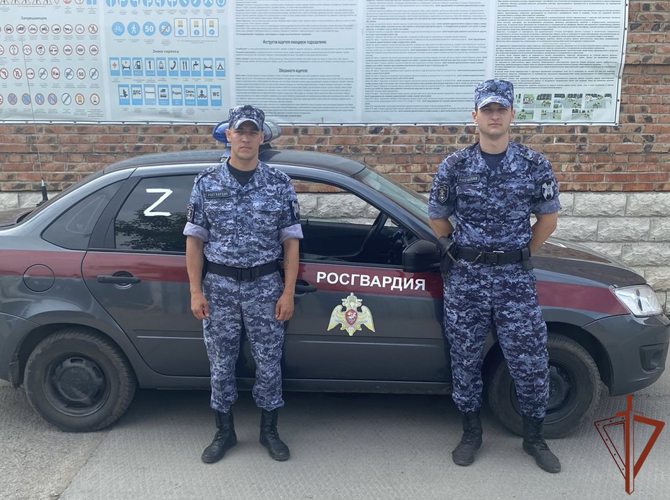 Сотрудники Росгвардии пришли на помощь жителю Омска, потерявшему сознание на улице 
