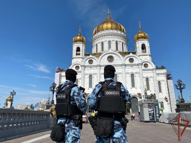 Росгвардия обеспечила безопасность праздничных богослужений в храме Христа Спасителя в День Крещения Руси