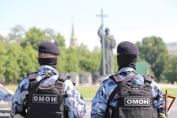 Росгвардия обеспечила безопасность праздничных богослужений в храме Христа Спасителя в День Крещения Руси