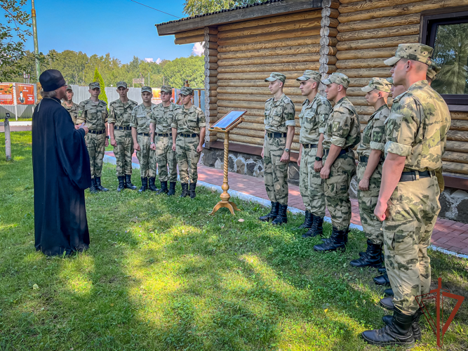 В Северо-Западном округе Росгвардии военнослужащие и сотрудники в День Крещения Руси приняли участие в богослужениях