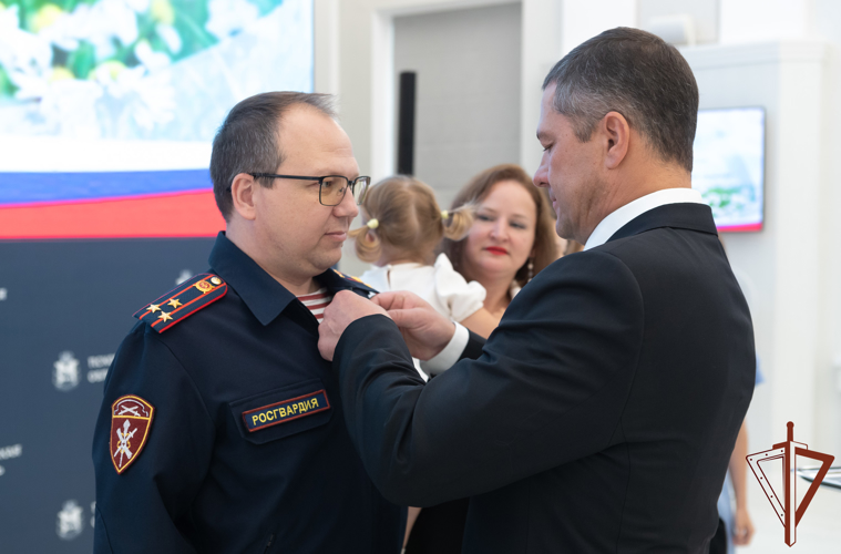 Сотруднику Росгвардии вручили медаль «Родительская слава Псковской области»