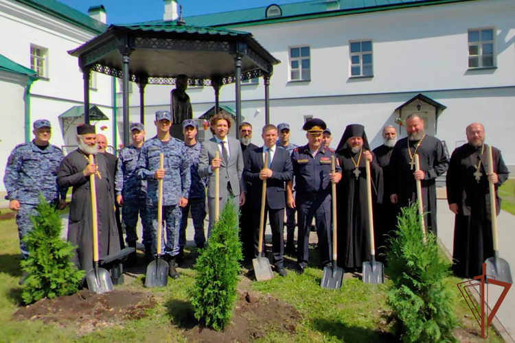 Представители Росгвардии приняли участие в создании «Аллеи памяти героев» на территории монастыря в Ленобласти