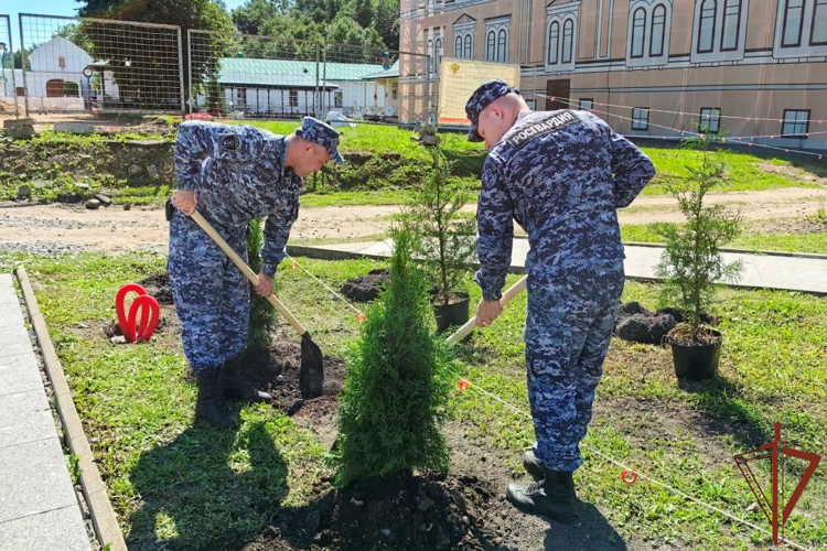 Представители Росгвардии приняли участие в создании «Аллеи памяти героев» на территории монастыря в Ленобласти