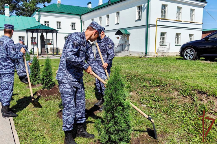 Представители Росгвардии приняли участие в создании «Аллеи памяти героев» на территории монастыря в Ленобласти