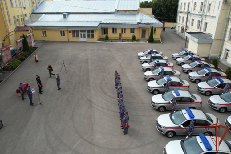 Торжественное вручение ключей от служебных автомобилей сотрудникам Росгвардии прошло в Самаре (видео)