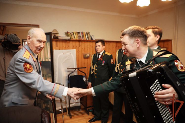 Росгвардейцы поздравили генерал-майора Евгения Чусова с 99-летием 