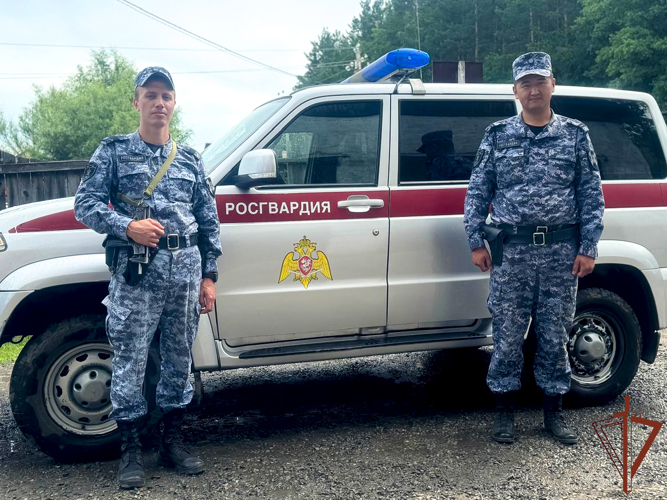 На Алтае росгвардейцы оказали помощь женщине-водителю, почувствовавшей недомогание на дороге