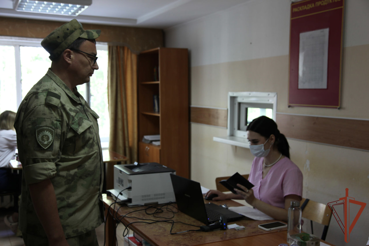 Более 20 литров крови сдали военнослужащие Новосибирского военного института Росгвардии