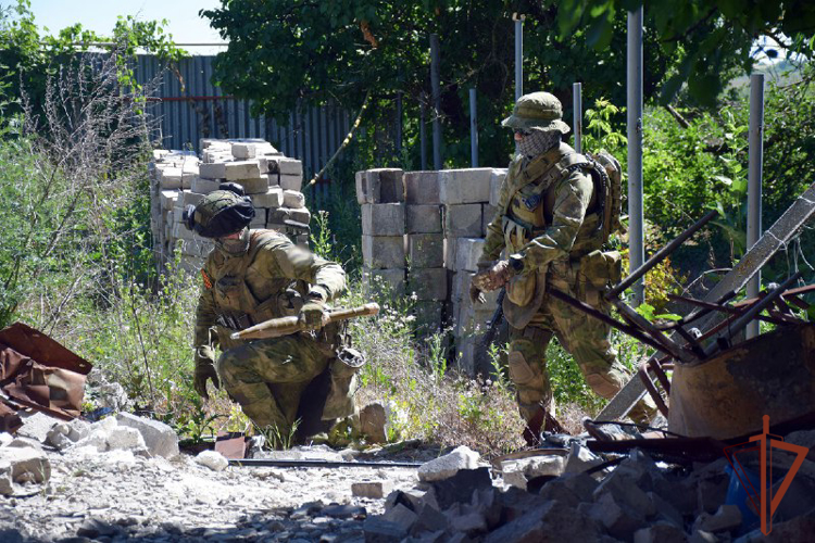 Спецназ Росгвардии совместно с военной контрразведкой обнаружил в ДНР боеприпасы украинских националистов и провел разминирование (видео)
